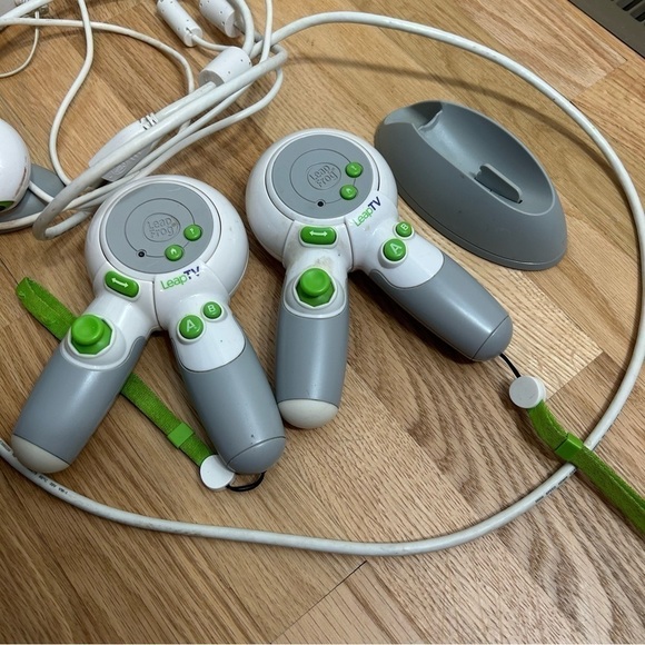 LeapTV Educational Game System W/ 2 Remotes Kids Toy Leap Frog - Picture 2 of 3